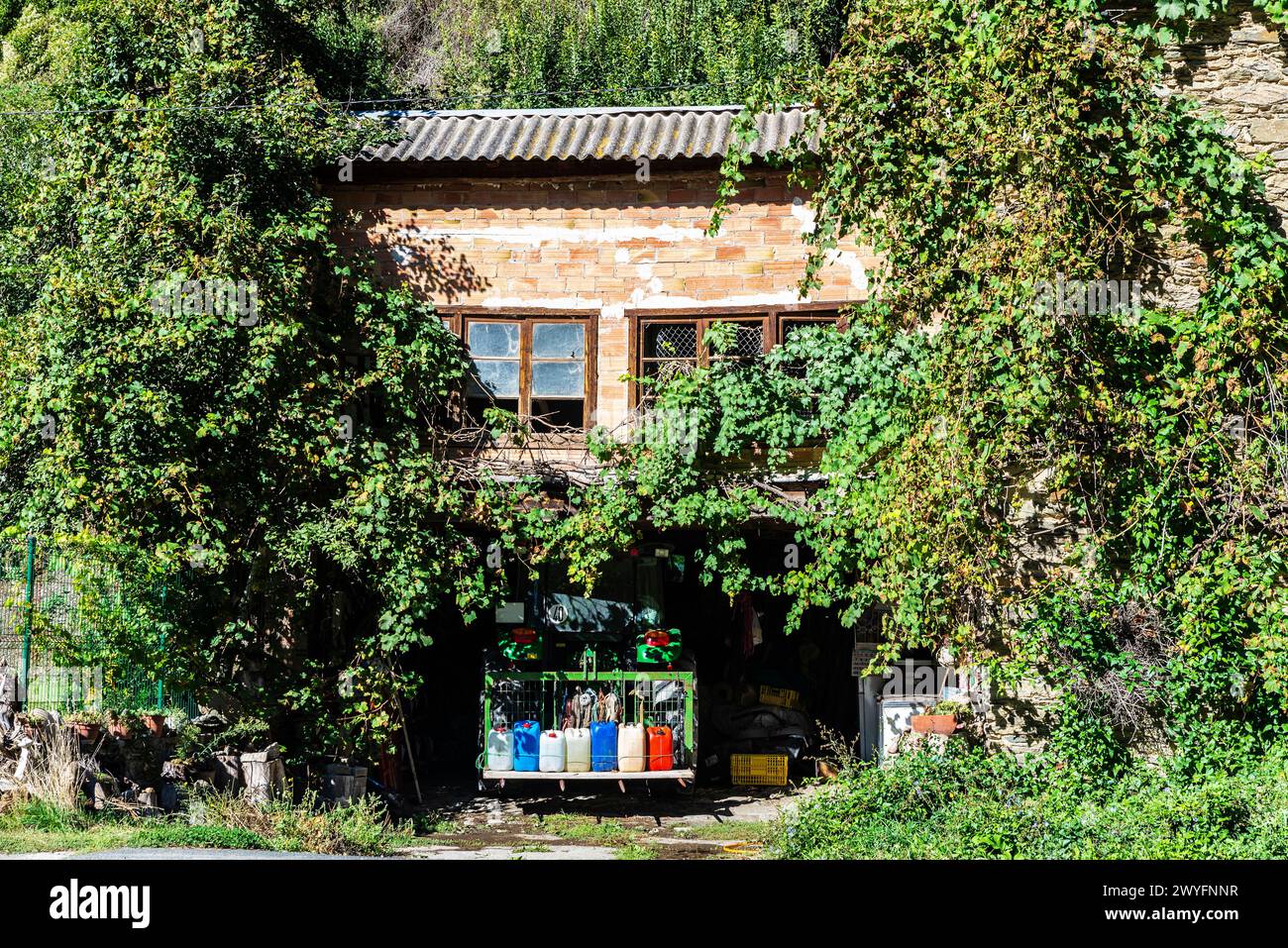 Facciata di una vecchia casa del villaggio rustico di Llavorsi, Lleida, Catalogna, Spagna Foto Stock