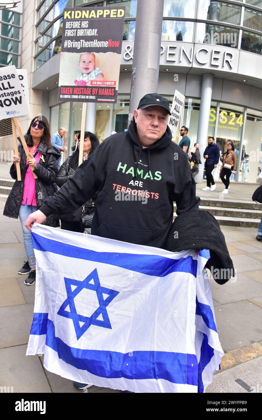 Un partecipante a una piccola protesta pro Israele nel centro di Manchester, Regno Unito, 6 aprile 2024 Foto Stock