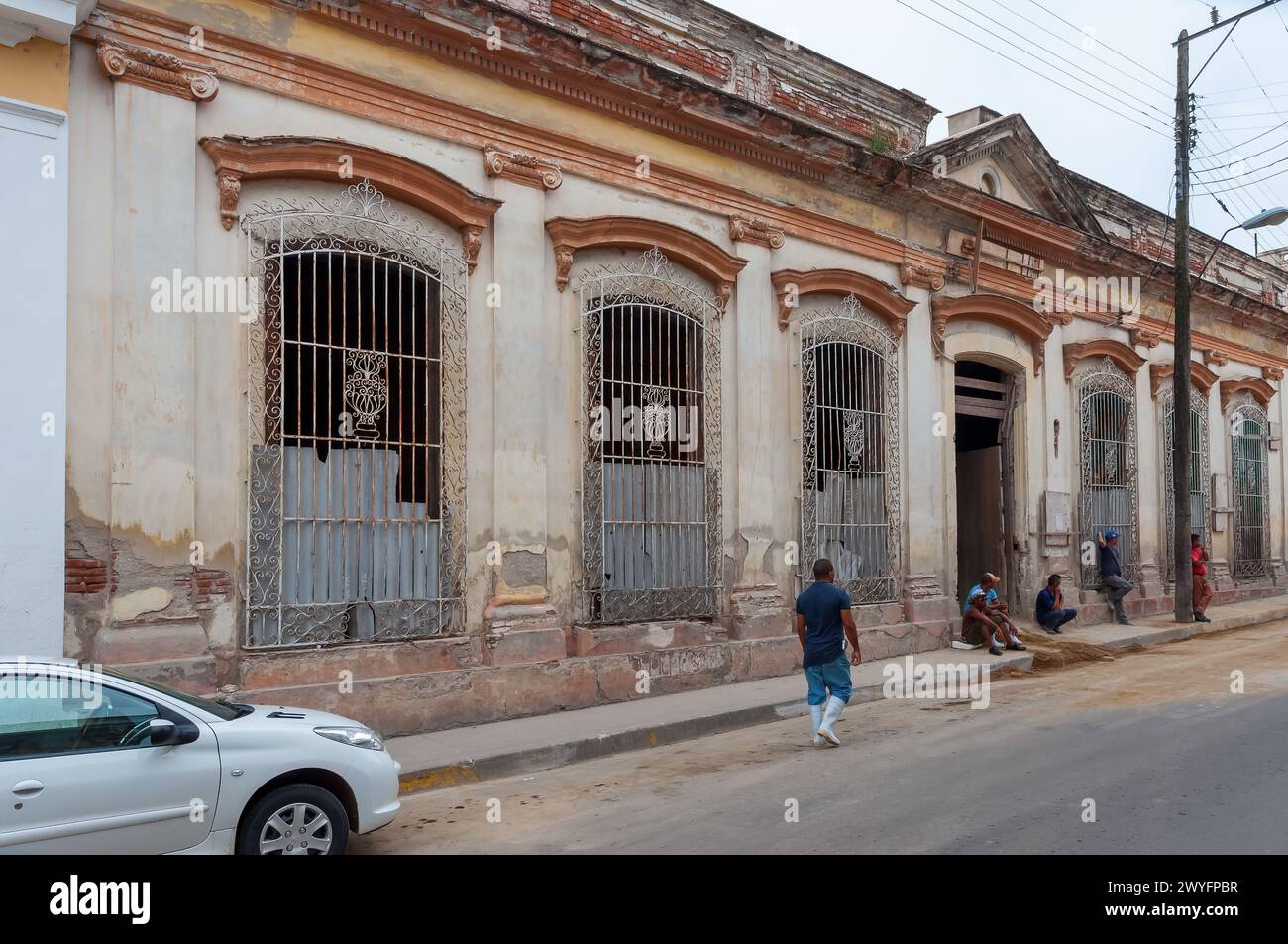 Facciata danneggiata dal tempo dell'edificio coloniale del ristorante Santa Rosalia a Santa Clara, Villa Clara, Cuba Foto Stock