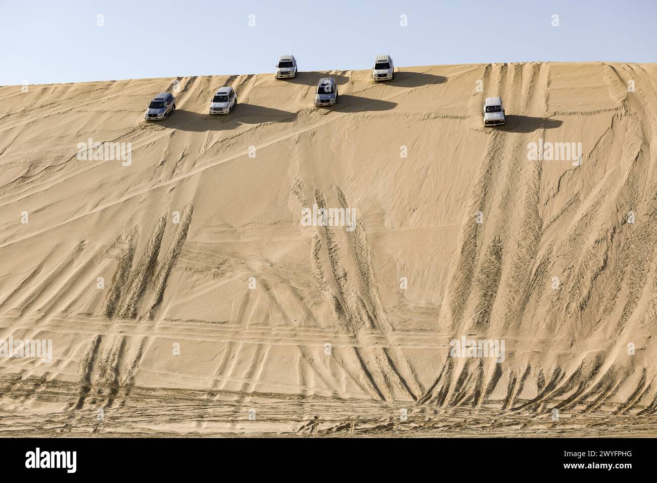 Conducenti di veicoli commerciali sportivi su dune di sabbia. Sport avventuroso, che i piloti esperti amano la natura e la guida stessa. Foto Stock
