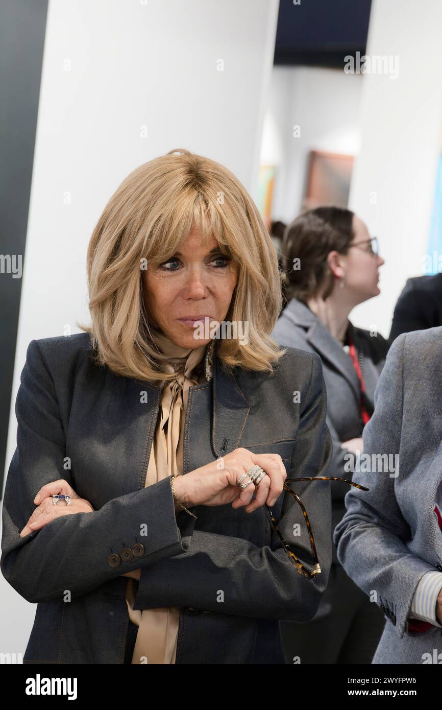 Parigi, Francia. 5 aprile 2024. Brigitte Macron partecipa all'Art Paris Fair 2024 il 5 aprile 2024 a Parigi, Francia. Credito: Gerard Crossay/Alamy Stock Photo Foto Stock