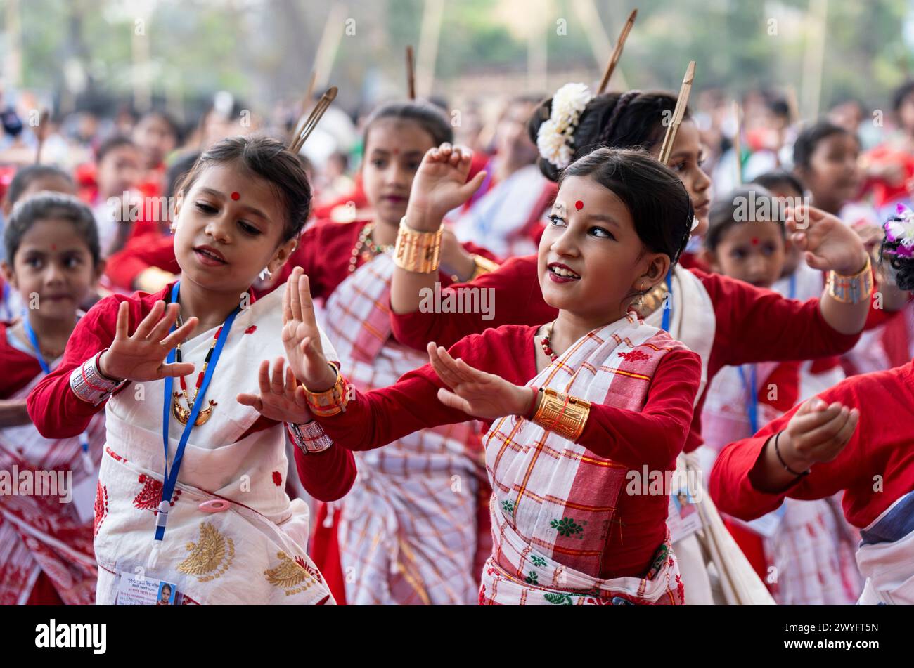 6 aprile 2024: I bambini partecipano ad un workshop di danza Bihu, in vista del festival Rongali Bihu, a Guwahati, Assam, India, il 6 aprile 2024. La danza Bihu è una forma di danza tradizionale dello stato di Assam, associata al festival Bihu, che segna l'inizio del nuovo anno Assamese. (Immagine di credito: © David Talukdar/ZUMA Press Wire) SOLO PER USO EDITORIALE! Non per USO commerciale! Crediti: ZUMA Press, Inc./Alamy Live News Foto Stock