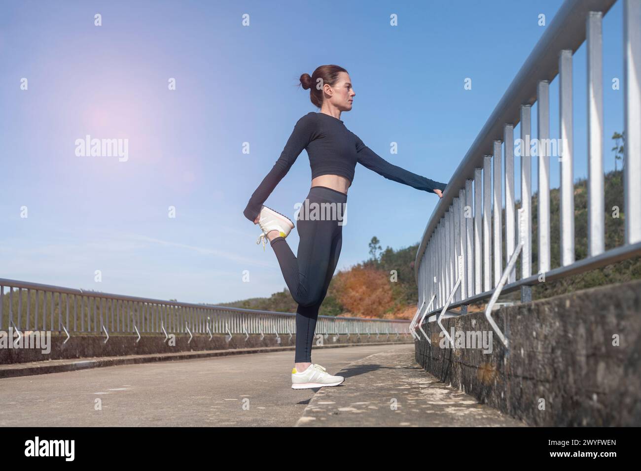 donna runner che fa esercizi di stretching per le gambe all'esterno Foto Stock