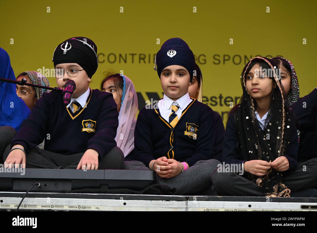 Londra, Regno Unito. 6 aprile 2024. Esibizione dell'ATAM Academy al Sikh 'Vaisakhi festival 2024', guardando gli spettacoli e ricevendo tè e cibo gratuiti dalla comunità Sikh a Trafalgar Square, Londra, Regno Unito. Credito: Vedi li/Picture Capital/Alamy Live News Foto Stock