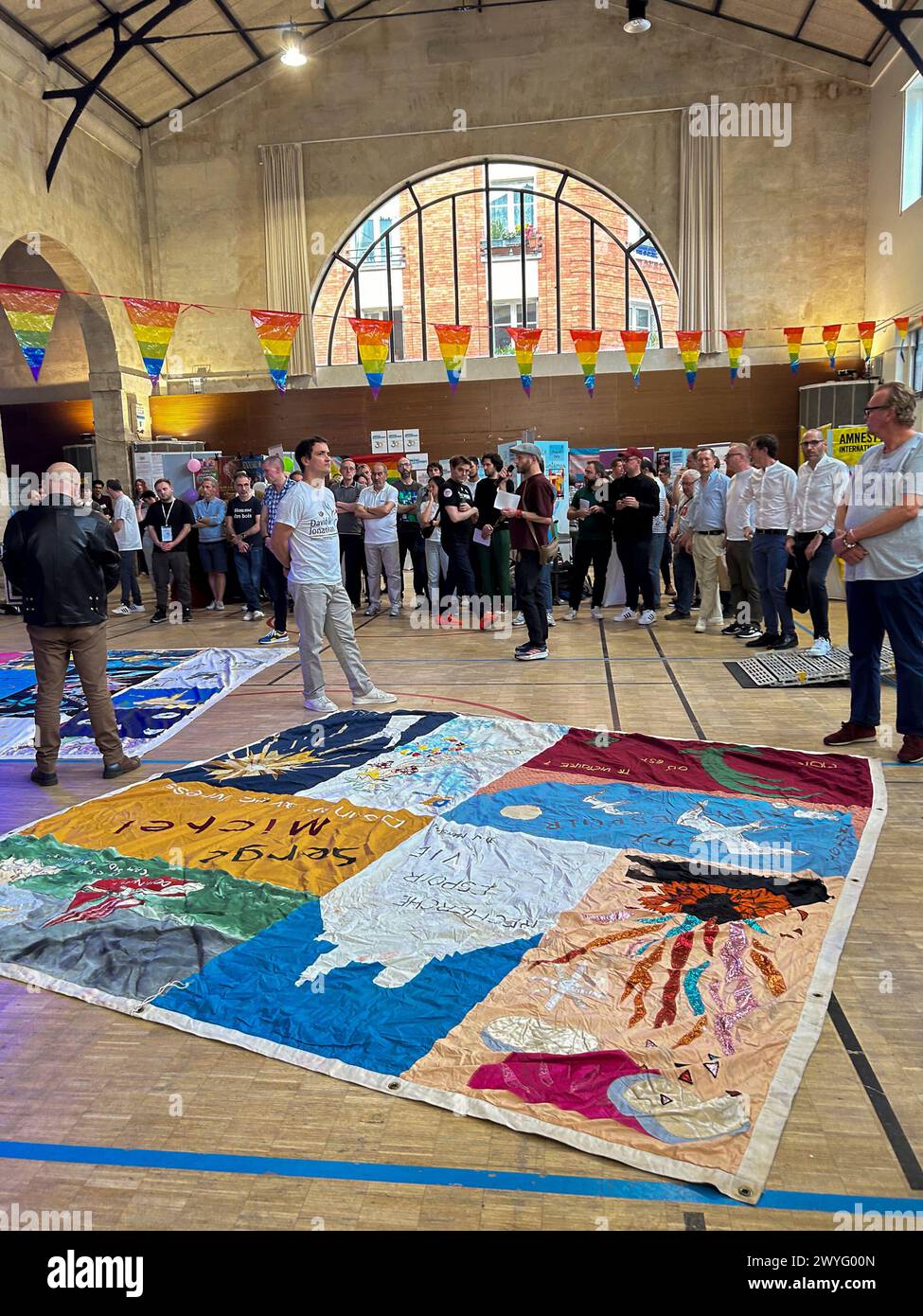 Parigi, Francia, grande folla di persone, all'interno, al progetto AIDS Patchwork in mostra, Halles des Blancs Manteaux, Printemps des Assoces, le Marais Foto Stock