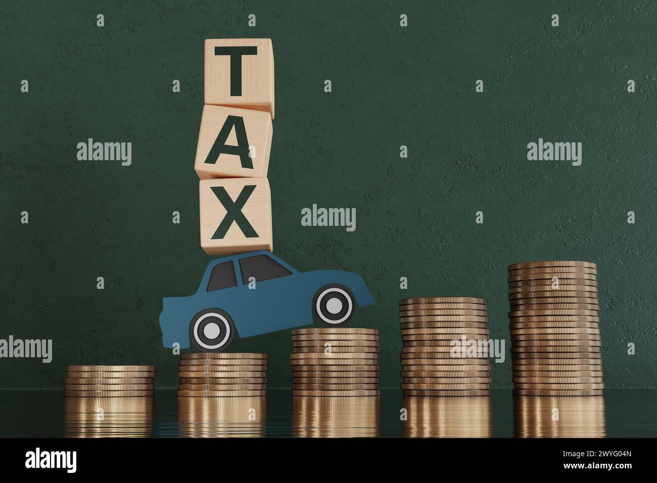 I blocchi di legno con la parola "TASSA sulla carta verde" tagliarono l'auto che correva su pile di monete d'oro su sfondo verde. Tassa governativa sui veicoli e relative spese Foto Stock