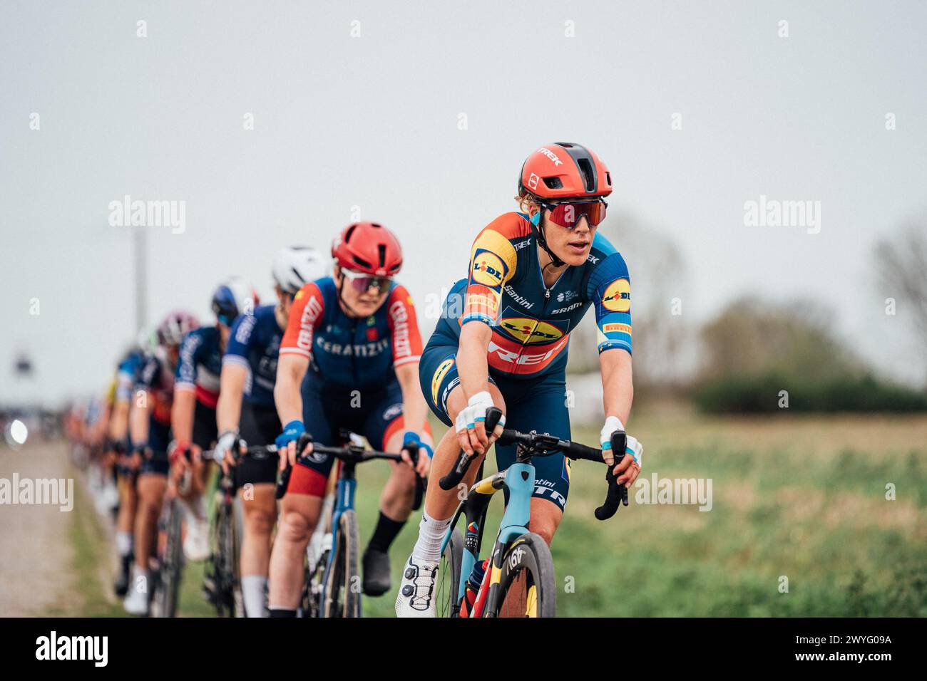 Roubaix, Francia. 7 aprile 2024. Foto di Zac Williams/SWpix.com - 06/04/2024 - Ciclismo - 2024 Paris Roubaix Femmes - Ellen Van Dijk, Lidl Trek. Crediti: SWpix/Alamy Live News Foto Stock