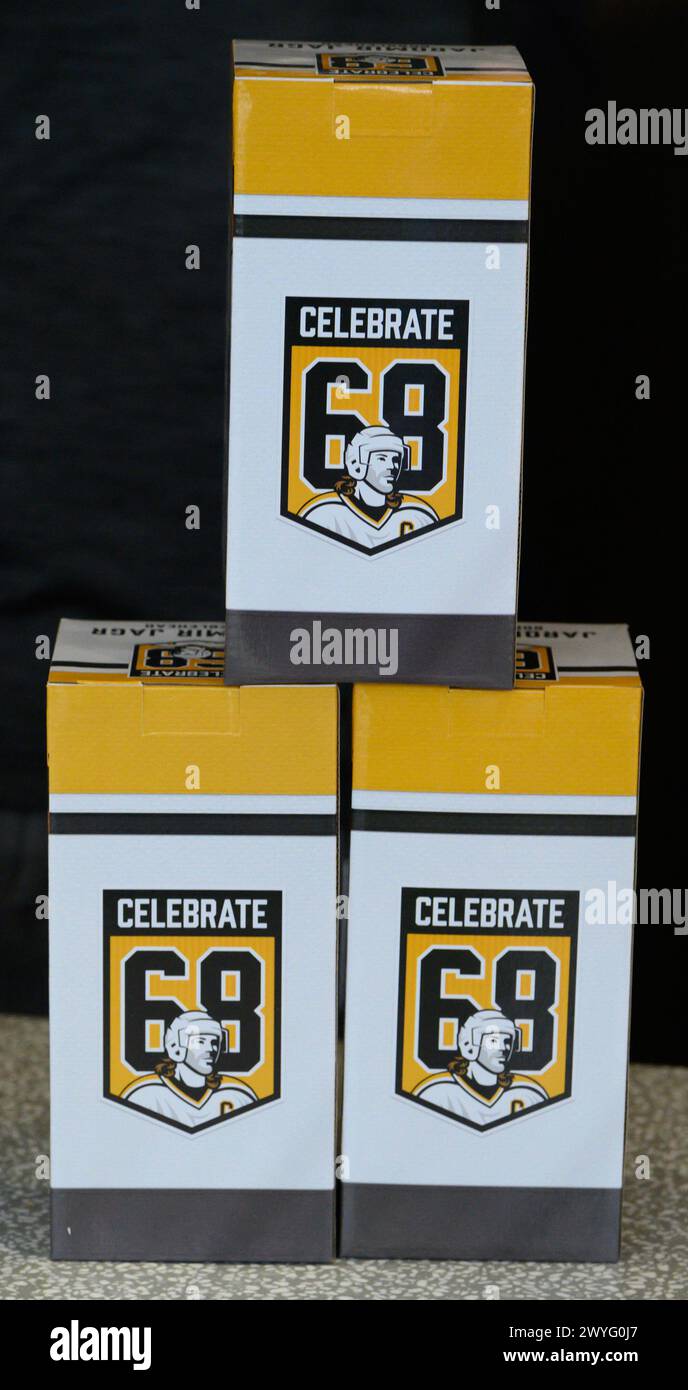 Pittsburgh, Stati Uniti. 6 aprile 2024. Jaromir Jagr bobble testa in mostra prima della partita con i Tampa Bay Lightning durante il primo periodo alla PPG Paints Arena di Pittsburgh giovedì 28 marzo 2024. Una squadra speciale di recupero ha trovato le teste di boobles rubate e i Pinguini sono stati in grado di distribuirle prima del gioco. Foto di Archie Carpenter/UPI. Crediti: UPI/Alamy Live News Foto Stock