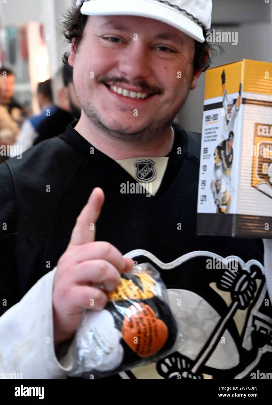 Pittsburgh, Stati Uniti. 6 aprile 2024. I tifosi dei Pittsburgh Penguins ricevono la sua testa da bobble Jaromir Jagr prima della partita con i Tampa Bay Lightning durante il primo periodo alla PPG Paints Arena di Pittsburgh giovedì 28 marzo 2024. Una squadra speciale di recupero ha trovato le teste di boobles rubate e i Pinguini sono stati in grado di distribuirle prima del gioco. Foto di Archie Carpenter/UPI. Crediti: UPI/Alamy Live News Foto Stock