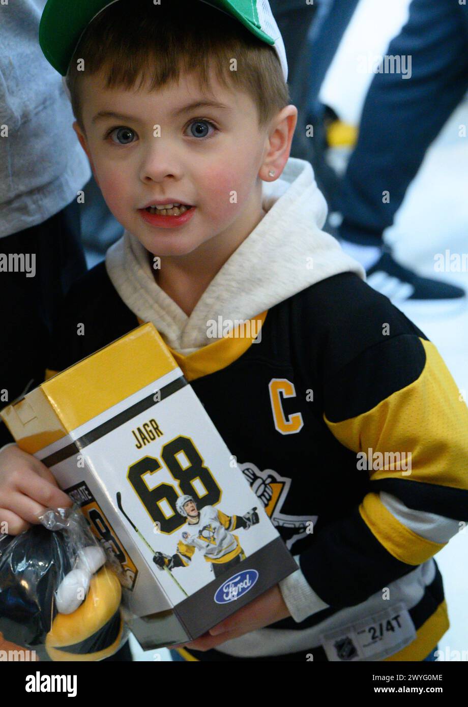 Pittsburgh, Stati Uniti. 6 aprile 2024. I tifosi dei Pittsburgh Penguins ricevono la sua testa da bobble Jaromir Jagr prima della partita con i Tampa Bay Lightning durante il primo periodo alla PPG Paints Arena di Pittsburgh giovedì 28 marzo 2024. Una squadra speciale di recupero ha trovato le teste di boobles rubate e i Pinguini sono stati in grado di distribuirle prima del gioco. Foto di Archie Carpenter/UPI. Crediti: UPI/Alamy Live News Foto Stock