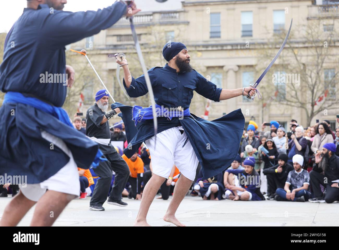 Londra, Regno Unito, 6 aprile 2024. Un programma completo di tradizioni Sikh intratteneva folle in Trafalgar Square per il Festival Vaisakhi. Segna il primo giorno del mese di Vaisakh ed è tradizionalmente celebrato ogni anno il 13/14 aprile, per il raccolto primaverile nel Punjab e nell'India settentrionale. Credito : Monica Wells/Alamy Live News Foto Stock