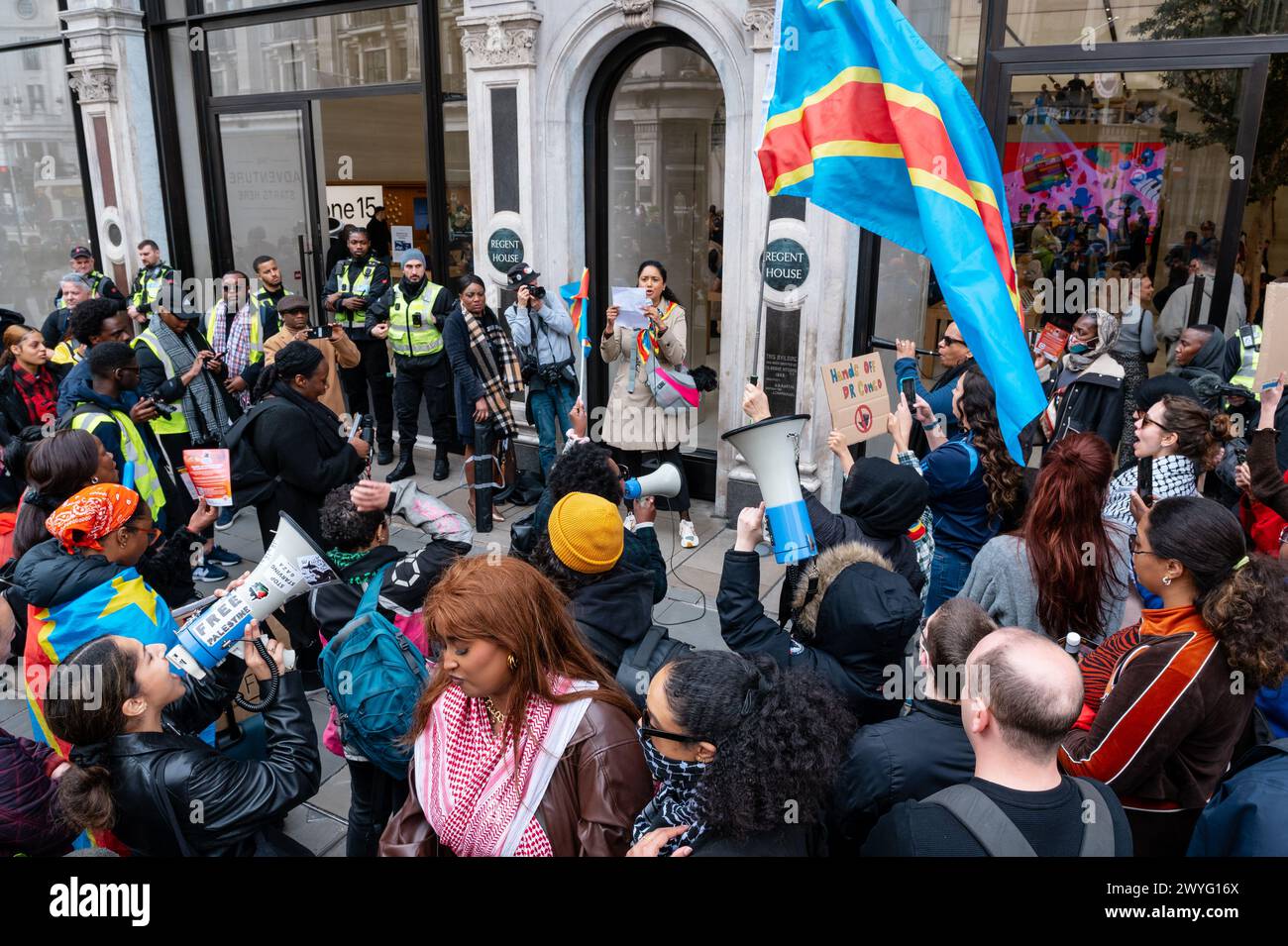Londra, Regno Unito. 6 aprile 2024. Protesta a sostegno di donne danneggiate, stuprate e uccise nella Repubblica democratica del Congo. I manifestanti marciano verso Downing Street con una sosta all'esterno dell'Apple Store vicino a Oxford Circus. Apple, Samsung e Microsoft sono accusati di trarre vantaggio dal lavoro minorile a basso costo nella RDC. Crediti: Andrea Domeniconi/Alamy Live News Foto Stock