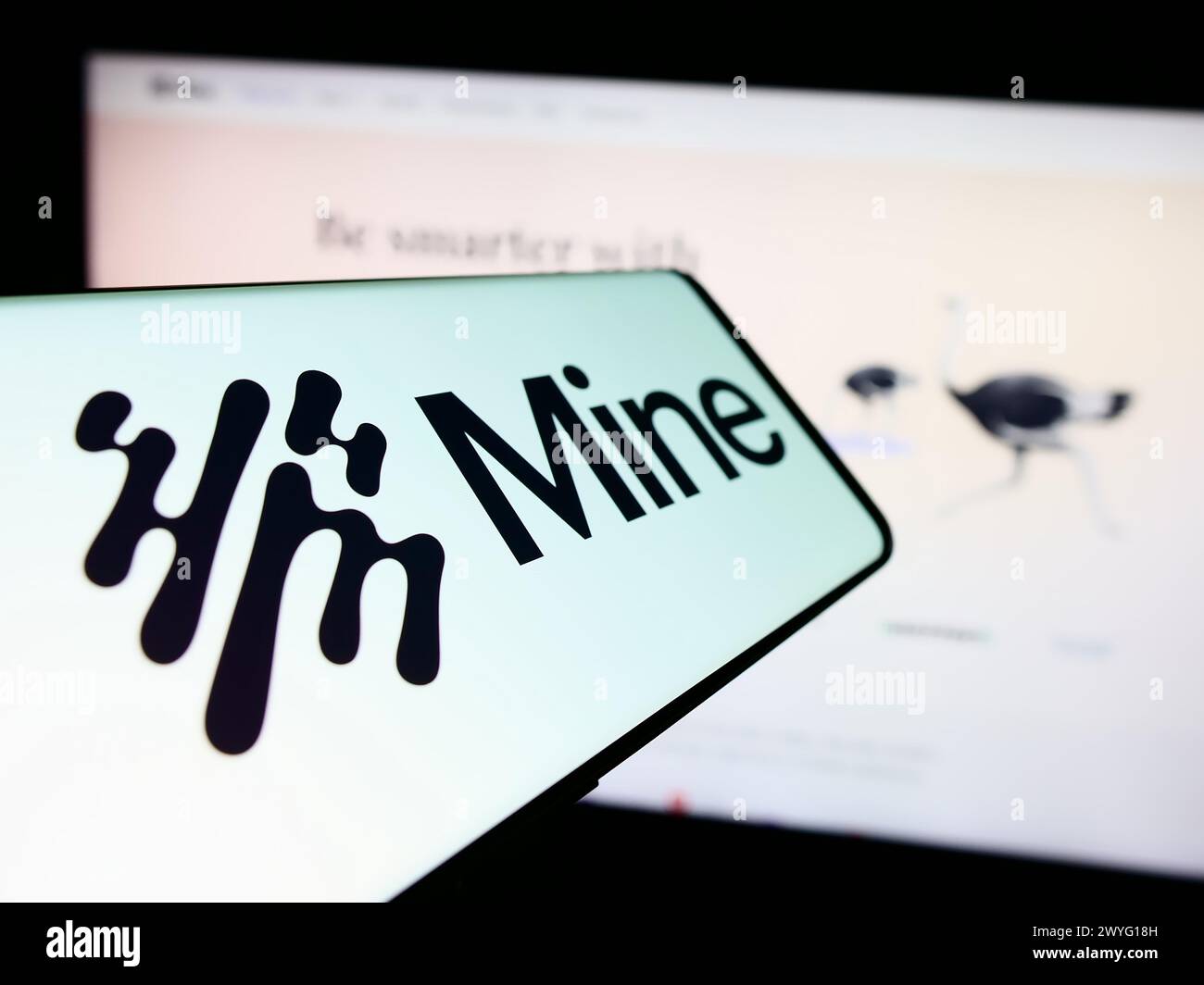 Telefono cellulare con logo della società del sistema operativo Saymine Technologies Ltd. (Mio) di fronte al sito web aziendale. Messa a fuoco al centro del display del telefono. Foto Stock