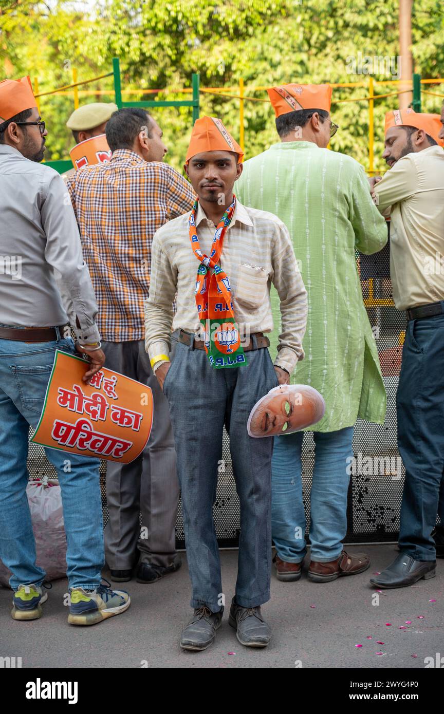 Ghaziabad, India. 6 aprile 2024. Sostenitore del partito Bharatiya Janata che tiene la maschera Narendra modi durante la campagna roadshow di Narendra modi. Le elezioni generali indiane previste dal 19 aprile 2024 al 1 giugno 2024, con l'obiettivo di eleggere i 543 membri del 18° Lok Sabha. (Foto di Pradeep Gaur/SOPA Images/Sipa USA) credito: SIPA USA/Alamy Live News Foto Stock