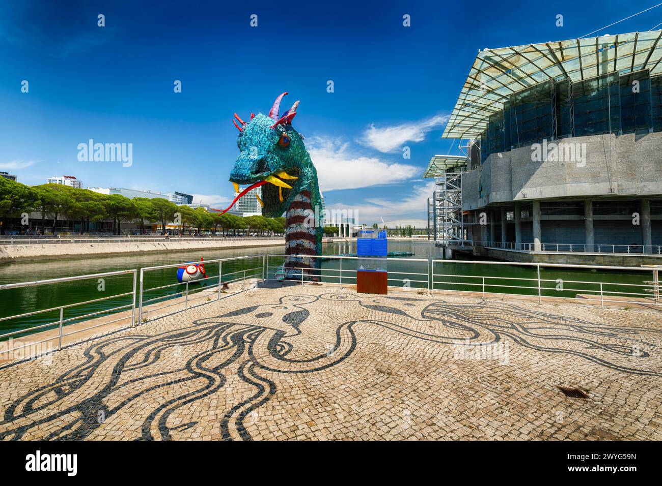 Scultura della testa del drago presso l'Oceanarium di Lisbona, Portogallo, Parco delle Nazioni, Portogallo Foto Stock