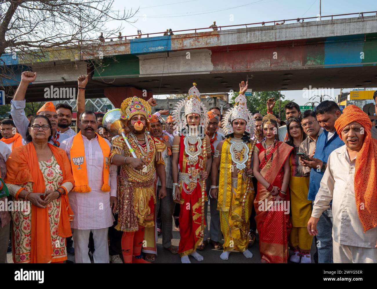 Ghaziabad, India. 6 aprile 2024. I sostenitori del partito Bharatiya Janata vestiti da Lord Rama, Lord Lakshman, Lord Hanuman e Sita ma partecipano al roadshow di Narendra modi come parte della campagna elettorale del Partito Bharatiya Janata (BJP) in vista delle elezioni generali indiane del 2024. Le elezioni generali indiane previste dal 19 aprile 2024 al 1 giugno 2024, con l'obiettivo di eleggere i 543 membri del 18° Lok Sabha. (Foto di Pradeep Gaur/SOPA Images/Sipa USA) credito: SIPA USA/Alamy Live News Foto Stock