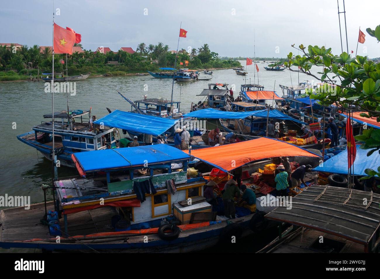 Pescatori e barche a Hoi An in Vietnam nel sud-est asiatico Foto Stock