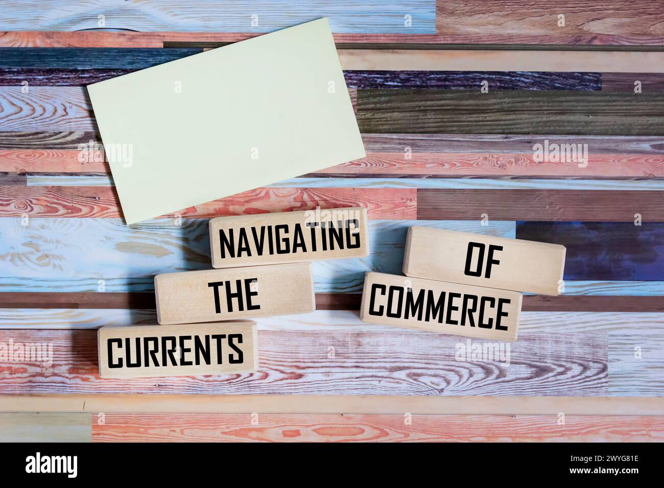 Blocchi di legno con il messaggio navigando il flusso del commercio su uno sfondo vintage, spazio per la scrittura. Foto Stock