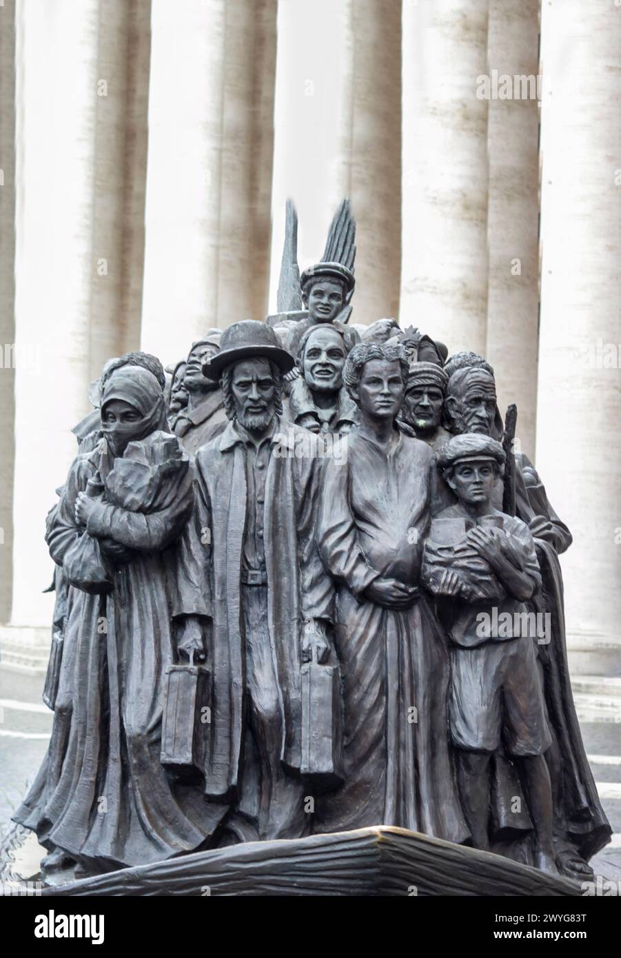 Roma, Italia, 10 maggio 2023: Monumento in bronzo ai migranti dell'artista-scultore canadese Timothy Schmaltz a St. Piazza Pietro a Roma. Foto Stock