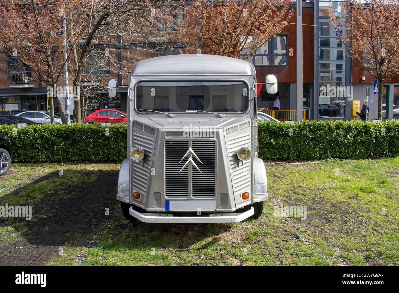 Silver Citroen H Van, modello 1969 si erge su un lato della strada, foto ravvicinata. Foto Stock