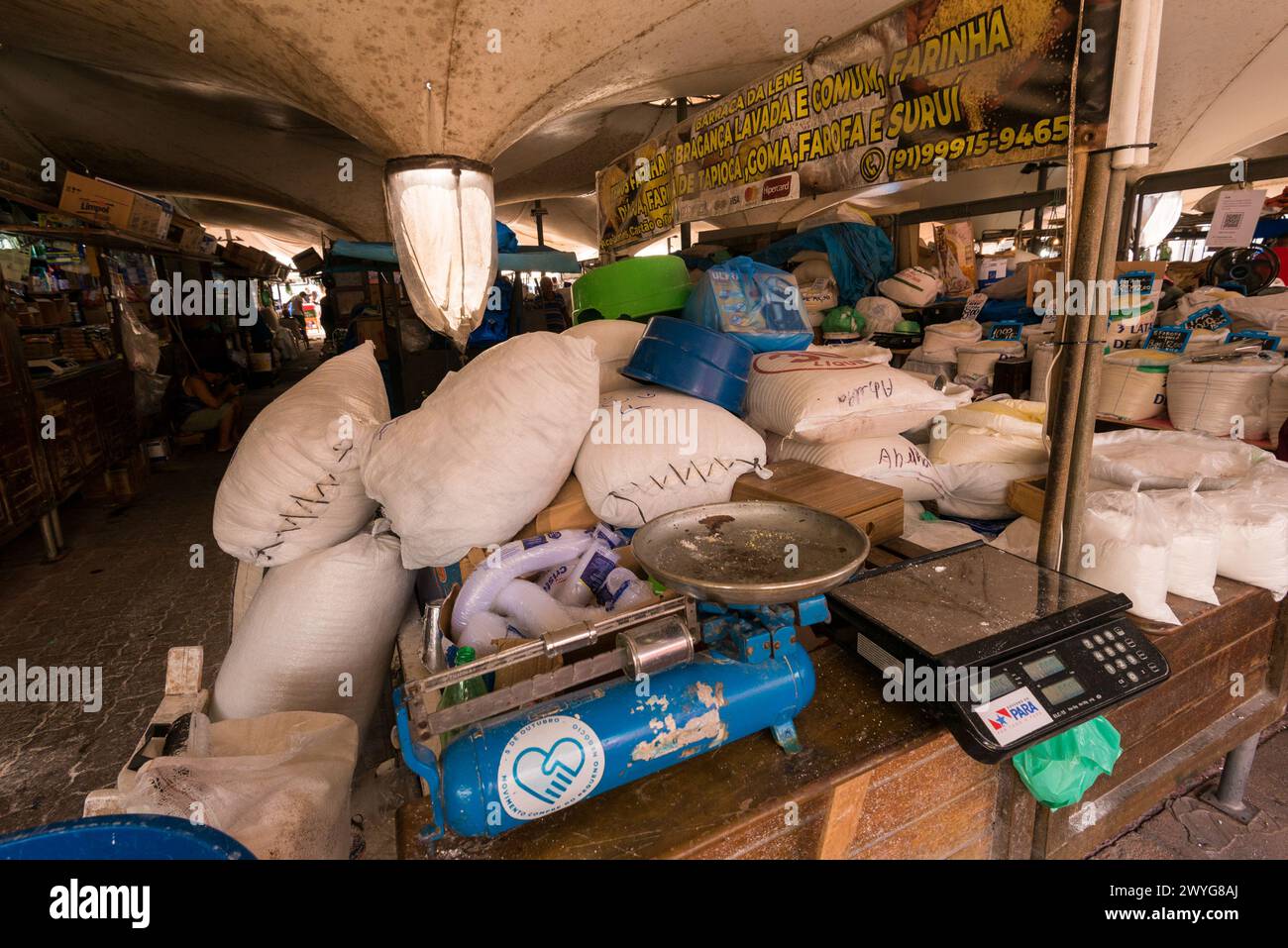 Belem, Brasile - 26 dicembre 2023: Sacchetti di farina in vendita al mercato Ver o peso. Tipi specifici di farina sono utilizzati nella cucina del Brasile settentrionale. Foto Stock
