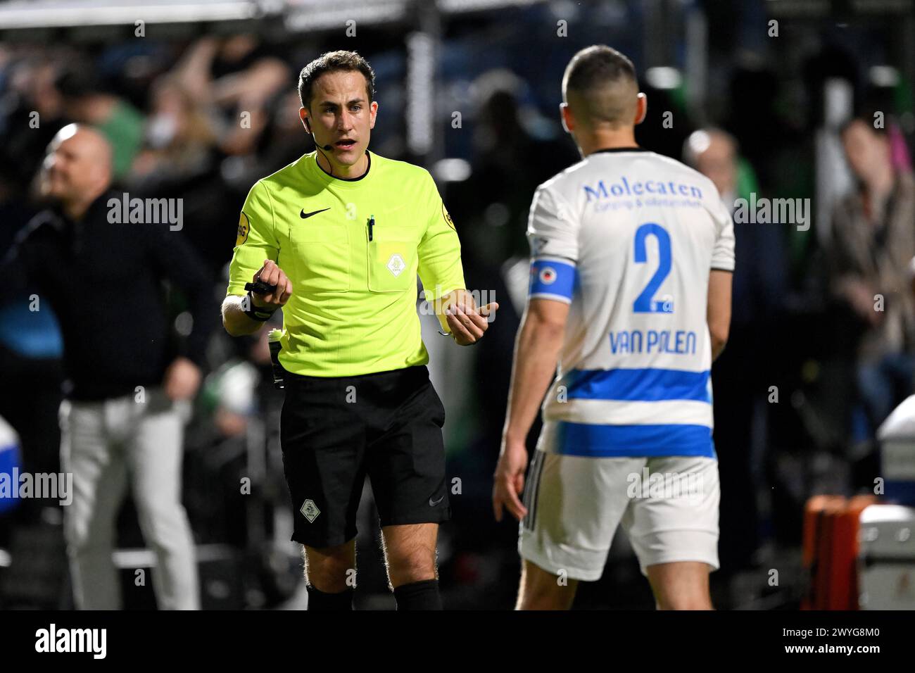 ZWOLLE - arbitro Martin Perez durante la partita Eredivisie olandese tra PEC Zwolle e Excelsior Rotterdam allo stadio MAC3Park il 6 aprile 2024 a Zwolle, Paesi Bassi. ANP GERRIT VAN COLOGNE Foto Stock