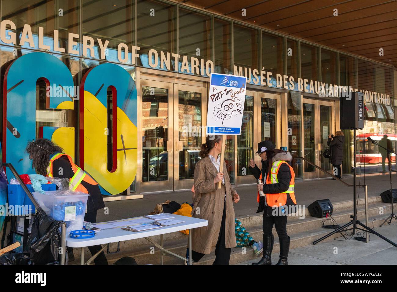 Toronto, Canada, 6 aprile 2024. I lavoratori in sciopero possono fare un picnic fuori dalla Art Gallery of Ontario, una delle principali attrazioni di Toronto. La galleria è chiusa mentre circa 400 lavoratori scioperano sui salari e sulle condizioni di lavoro. Colin N. Perkel/Alamy Live News Foto Stock
