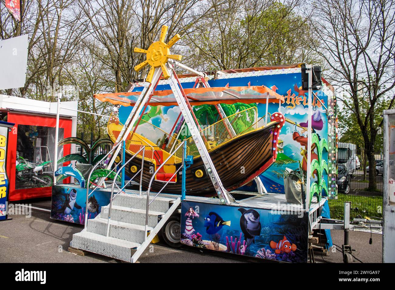 Reims Francia 6 aprile 2024 Funfair con i suoi banchi colorati situati nel centro della città di Reims. Il festival primaverile riunisce genitori e bambini Foto Stock