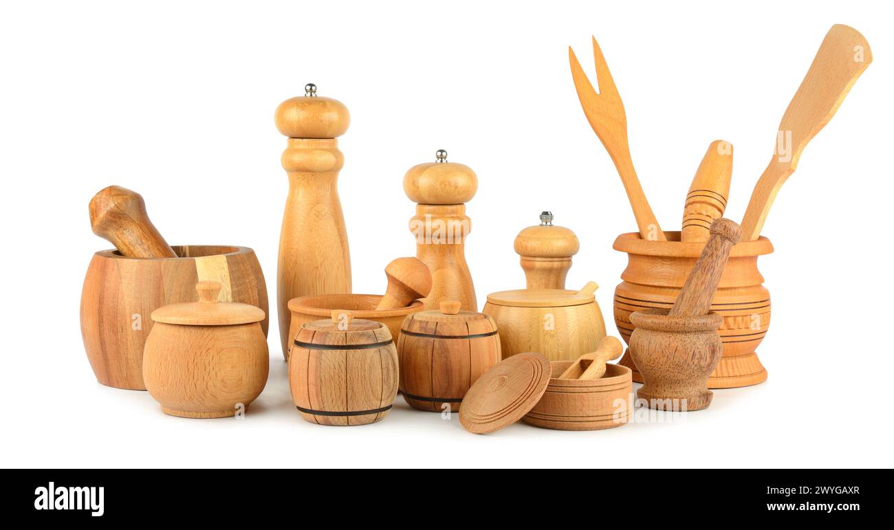 Set di cucina in legno utensili isolati su sfondo bianco. Foto Stock