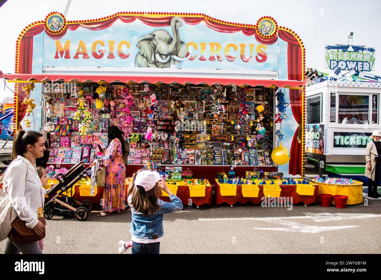 Reims Francia 6 aprile 2024 Funfair con i suoi banchi colorati situati nel centro della città di Reims. Il festival primaverile riunisce genitori e bambini Foto Stock