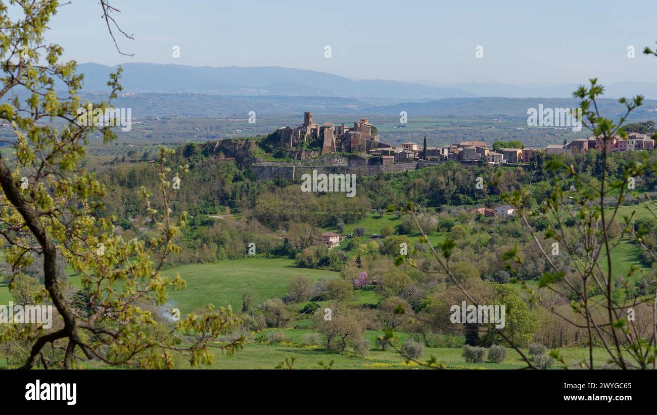 Città rurale vista da Sant Angelo di Roccalvecce in provincia di Viterbo, regione Lazio, Italia. 6 aprile 2024. Foto Stock