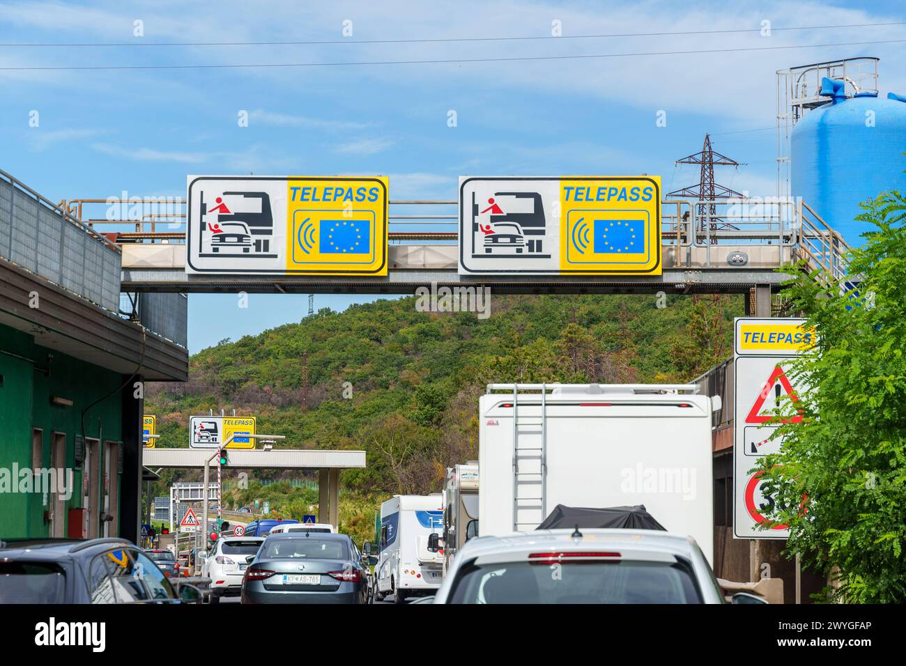 Italia - 23 settembre 2023: Ingorgo in un casello autostradale in Italia con logo TELEPASS sulle indicazioni *** Stau an einer Mautstelle auf der Autobahn in Italien mit TELEPASS Logo auf den Hinweisschildern Foto Stock