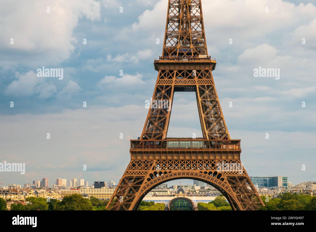Parigi, Francia - agosto 29 2023: La Torre Eiffel vista dal Trocadero in una giornata nuvolosa. Fotografia scattata a Parigi. Foto Stock