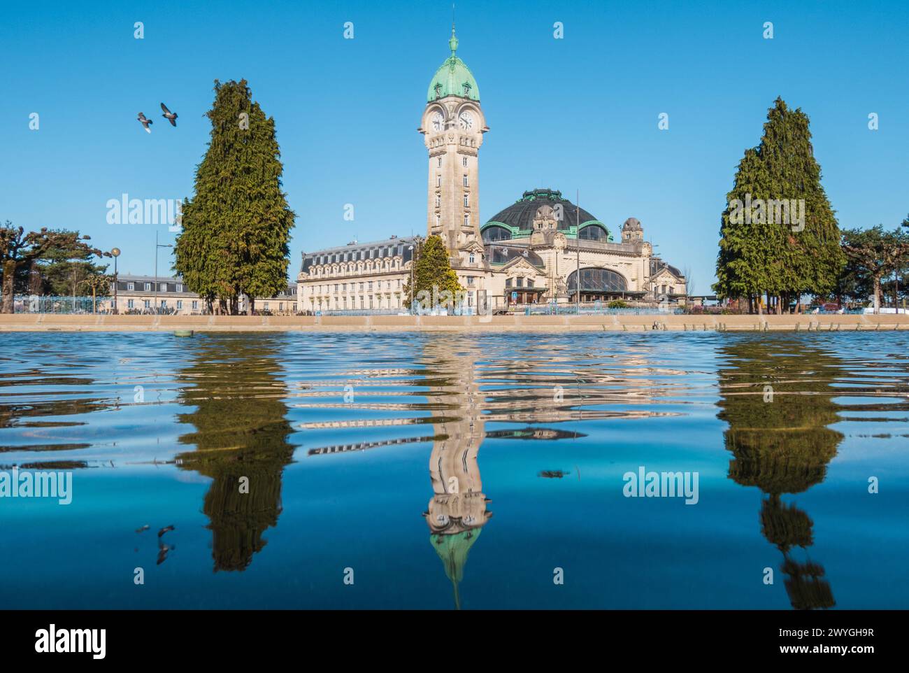 Limoges, Francia - 4 aprile 2023: Vista della famosa stazione di Limoges chiamata Limoges-Bénédictins, in Francia. Uno degli edifici più emblematici della città Foto Stock