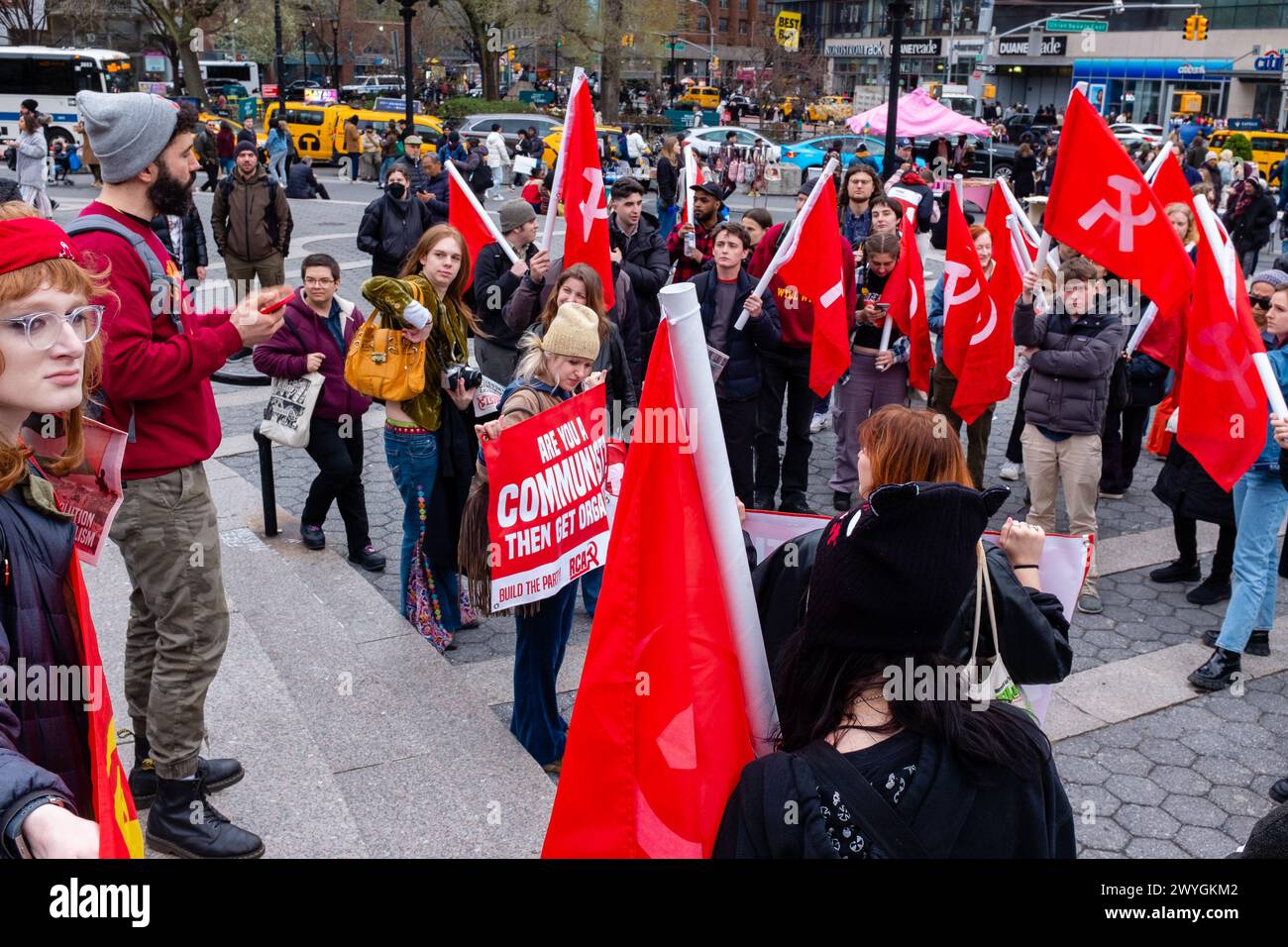 New York, New York, Stati Uniti. 6 aprile 2024. I comunisti rivoluzionari d'America, che non facevano parte del Partito Comunista Rivoluzionario degli Stati Uniti, sventolarono bandiere rosse con martelli bianchi e falsi mentre si radunavano in Union Square per decantare il capitalismo e ottenere il sostegno tra il pubblico per una rivoluzione comunista. Crediti: Ed Lefkowicz/Alamy Live News Foto Stock