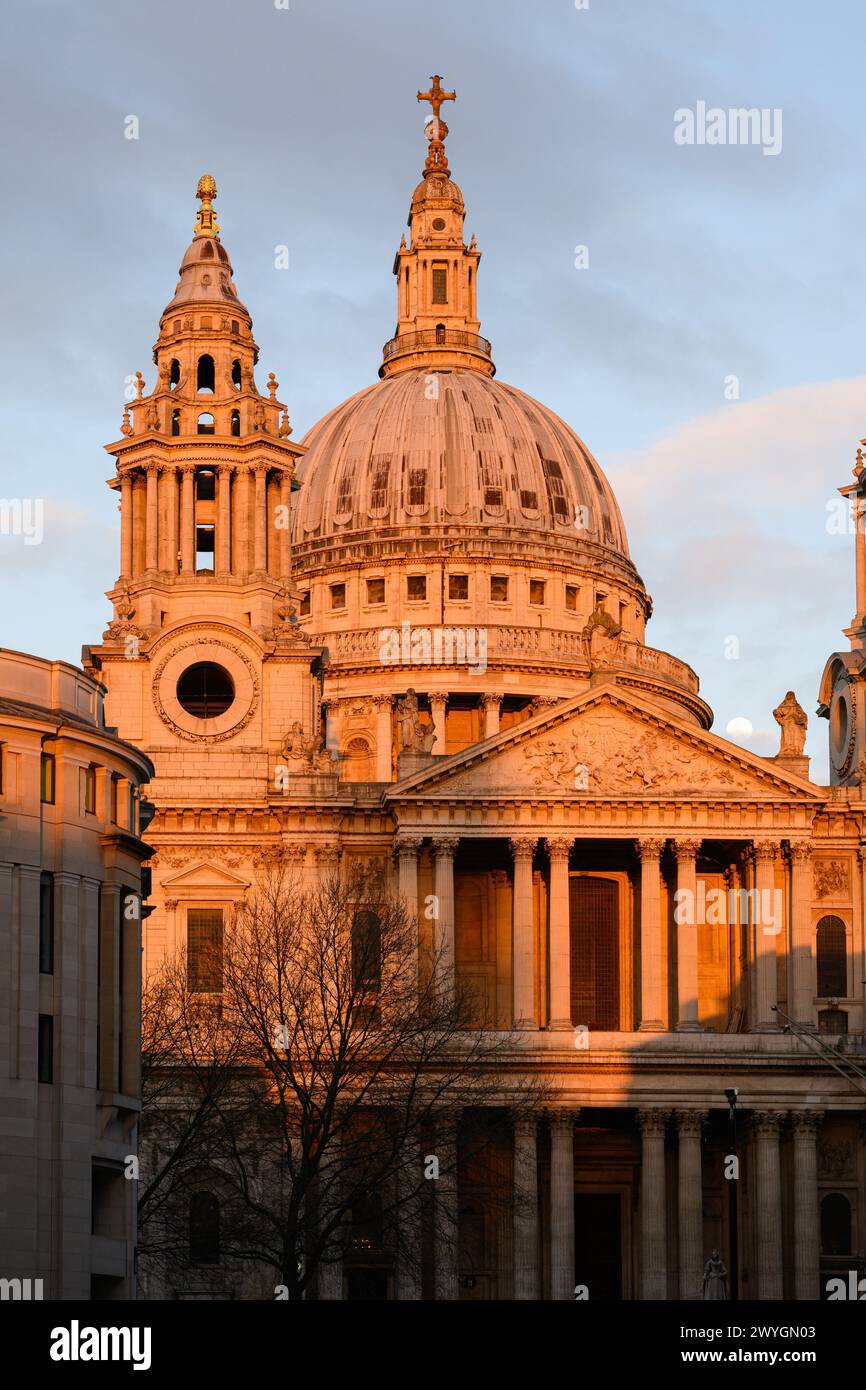 Luce serale sulla facciata ovest e sulla cupola della cattedrale di St Paul Foto Stock