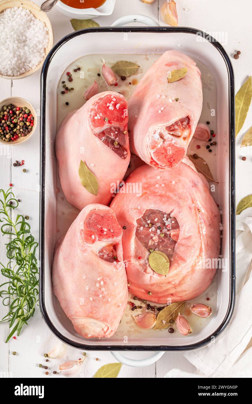 Preparazione per il prosciutto arrosto cotto in un piatto resistente al calore. Nocciolo di maiale crudo in casseruola. Foto Stock