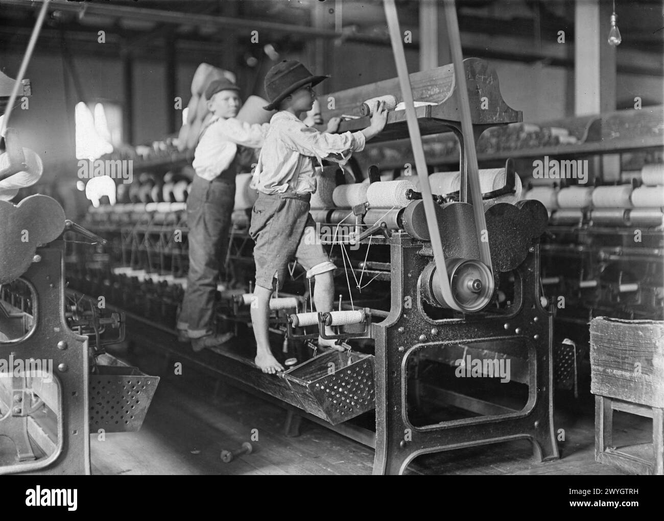 Bibb Mill No. 1, Macon, Georgia. Molti giovani qui. Alcuni ragazzi e ragazze erano così piccoli che dovevano salire sul telaio rotante per riparare fili rotti e rimettere le bobine vuote, gennaio 1909. Vintage American Photography anni '1910 Progetto di lavoro minorile. Credito: Lewis Hines Foto Stock