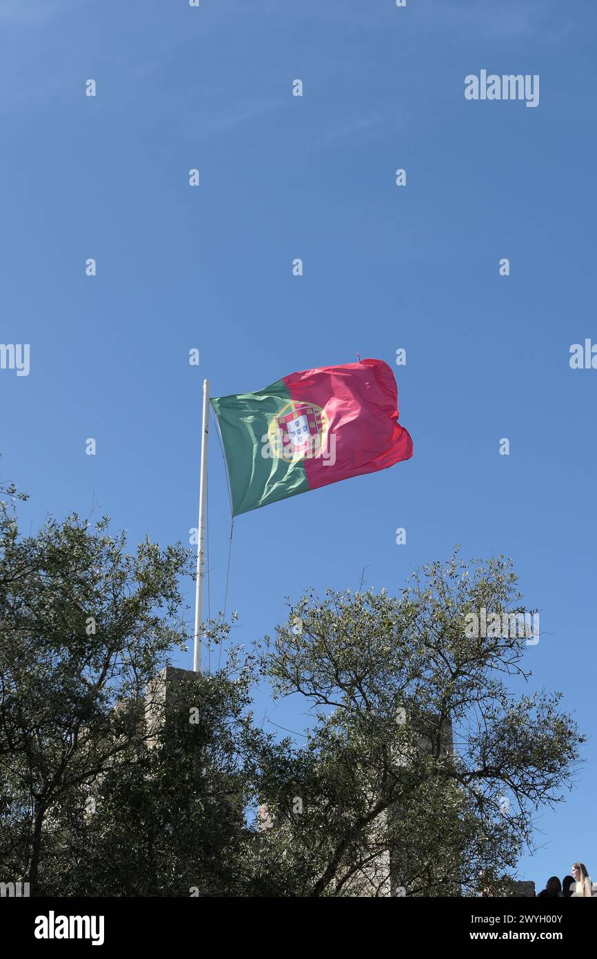 Bandiera portoghese che sventola al castello di São Jorge, Lisbona Portogallo. Foto Stock