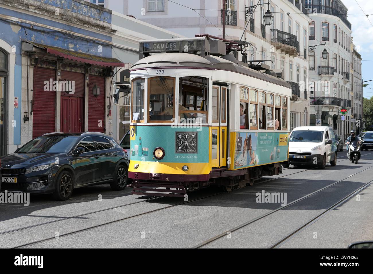 Il famoso tram giallo attraversa i quartieri più antichi, Lisbona, Portogallo. Il tram giallo è molto popolare tra i turisti. Foto Stock