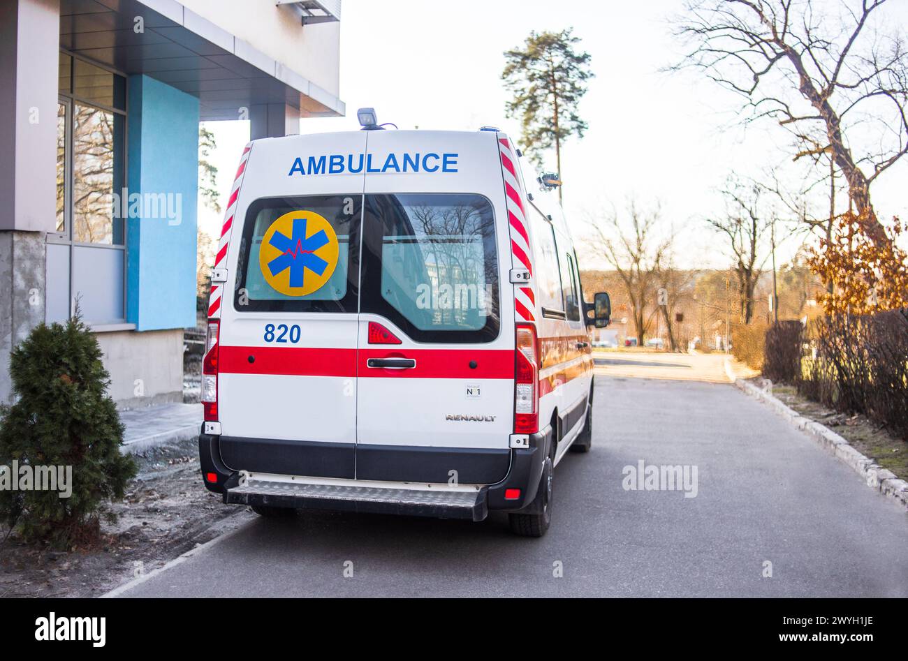 Parcheggio auto ambulanza accanto all'ospedale Foto Stock