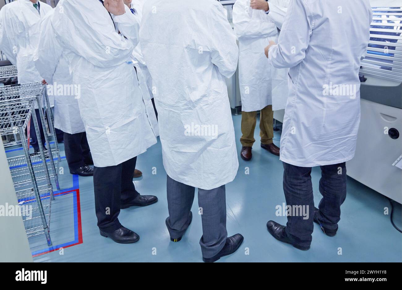 Visitatori in camice bianco. Produzione di impianti di apparecchiature elettroniche. Foto Stock