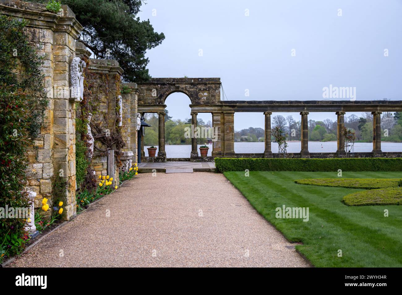 Loggia del castello di Hever in un nuvoloso pomeriggio primaverile, Hever, Kent, Inghilterra Foto Stock