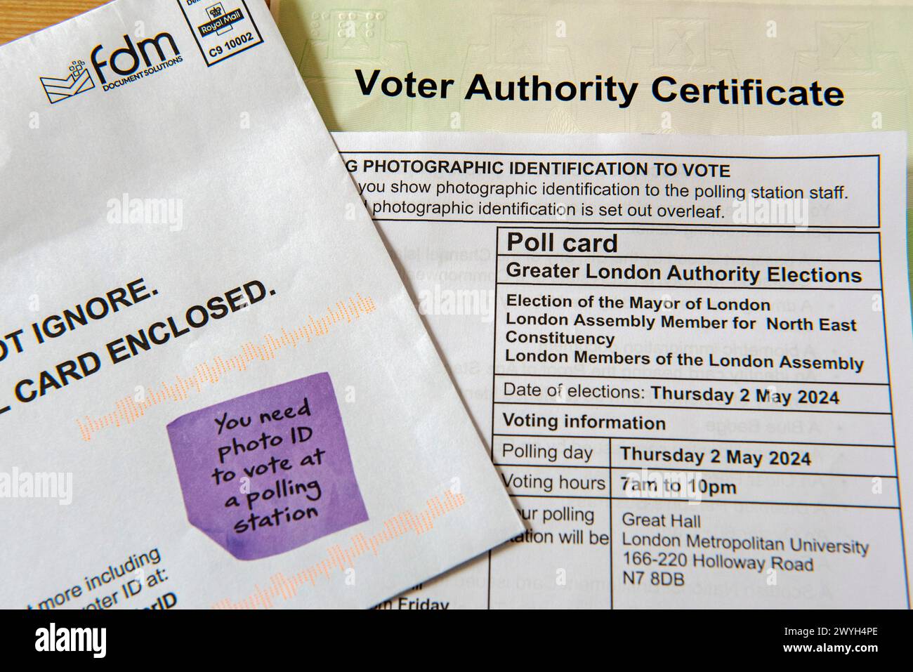 Scheda elettorale per l'elezione del sindaco di Londra con promemoria di identificazione con foto dell'elettorato stampato sulla busta insieme al certificato dell'autorità Voter. 2 maggio 2024. Foto Stock