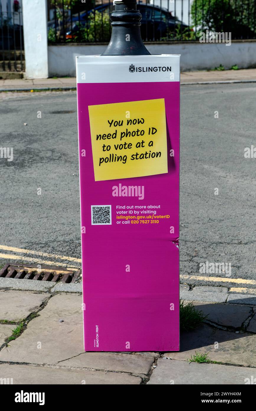 Un documento d'identità per gli elettori, visualizzato sul lampione di Islington Street, richiede al pubblico di portare con sé un documento d'identità quando vanno a votare Foto Stock