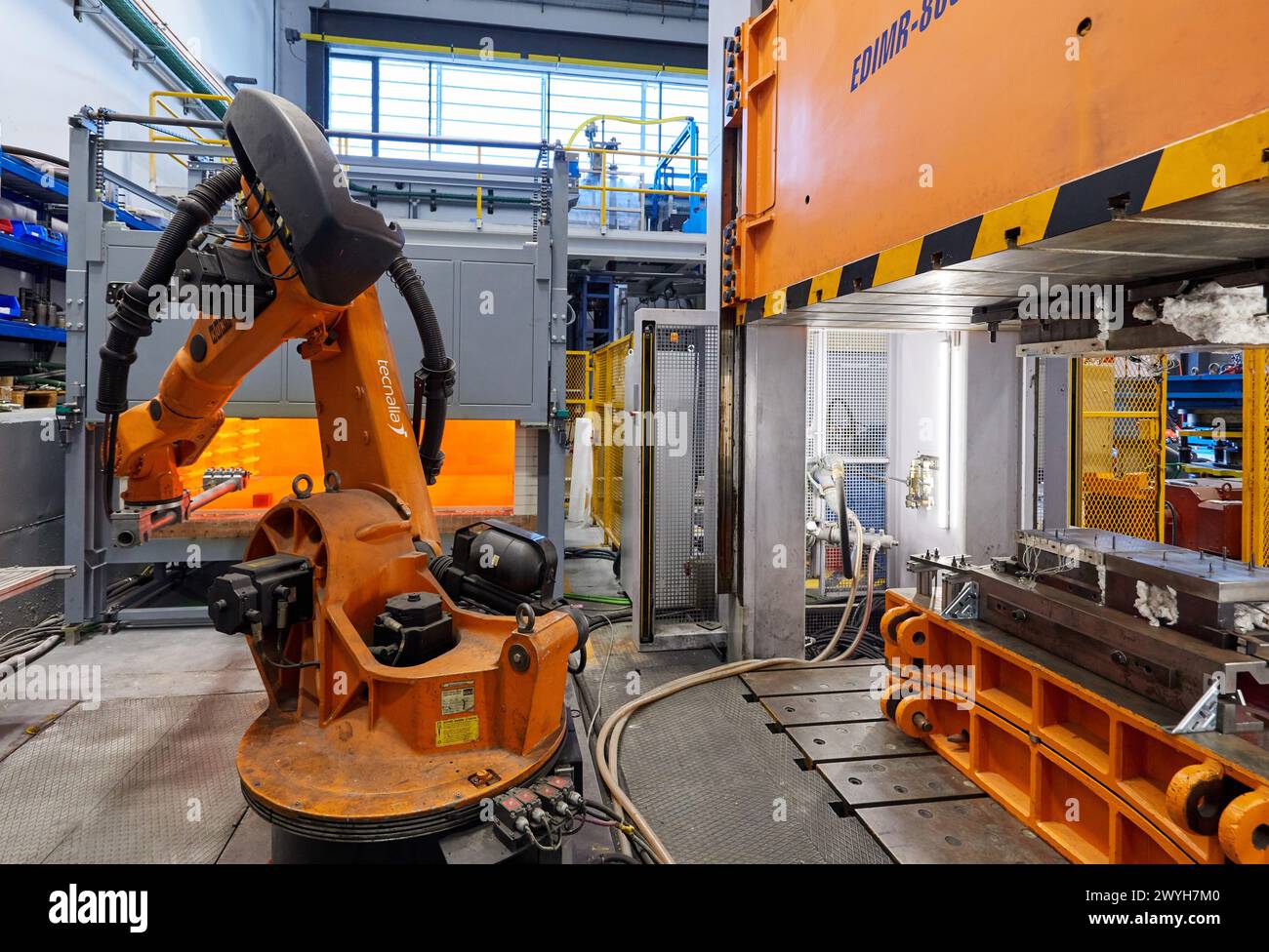 Robot che introduce i materiali nel forno e li porta successivamente alla pressa, alla cella di stampaggio a caldo, all'unità industriale, all'industria automobilistica, al centro tecnologico, Tecnalia Research & Innovation, Derio, Bizkaia, Paesi Baschi, Spagna. Foto Stock