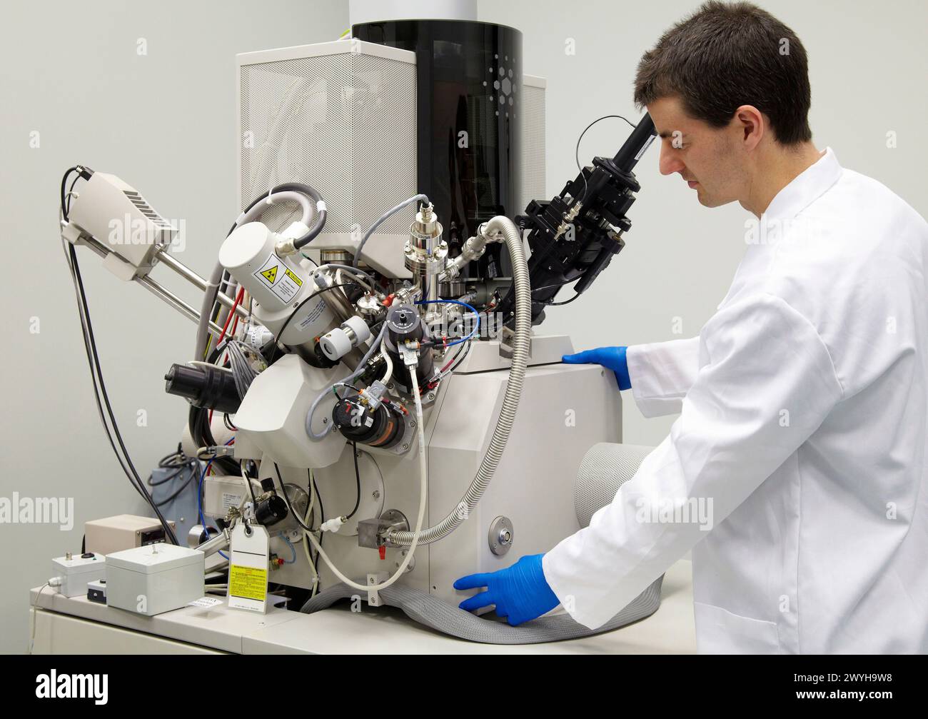 Laboratorio di Nanofabricazione FIB a fascio ionico focalizzato, FIB a fascio doppio, Helios NanoLabTM DualBeamTM, lo strumento combina le capacità di imaging ad alta risoluzione di un SEM avanzato con l'intera serie di strumenti per la nanostrutturazione e la nano manipolazione di Una colonna FIB ad alta risoluzione, l'avanzata chimica del gas e una meccanica ad alta precisione dello strumento facilitano un nuovo livello nella fabbricazione e caratterizzazione dei nanodispositivi lo strumento FIB contribuirà a esplorare nuovi processi per la fabbricazione di nanostrutture e nanodispositivi funzionali, complementari ad altre tecniche come il fotofascio e il fascio di elettroni Lithogr Foto Stock