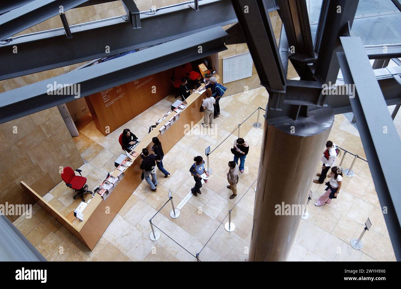 Visitatori al Guggenheim Museum (edificio di Frank O. Gehry). Bilbao. Biscaglia. Paesi Baschi. Spagna. Foto Stock