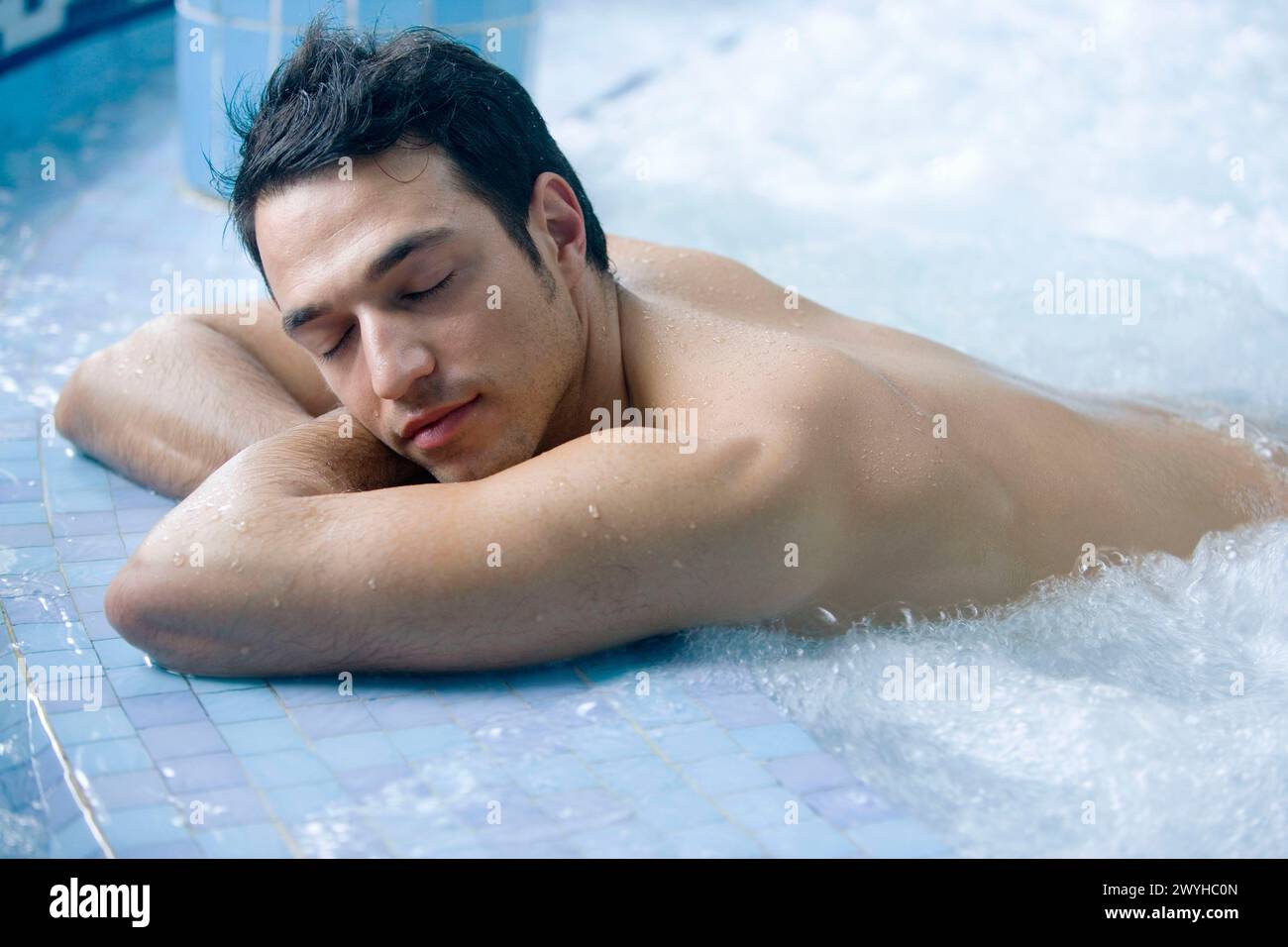Piscina terapeutica di acqua di mare (33°C) con idrogetto, getti di massaggio subacqueo, cascate, bolle, cascate con massaggio spalle e collo, jacuzzi, nuoto contro la corrente e piscine calde e fredde. Foto Stock