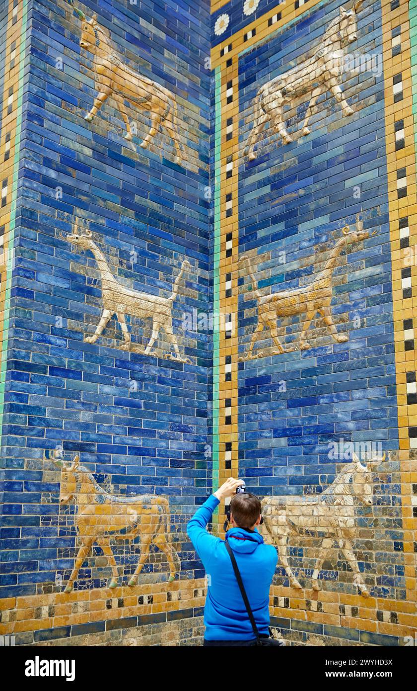 Ishtar Gate della antica città di Babilonia, Pergamon Museum di Berlino, Germania. Foto Stock